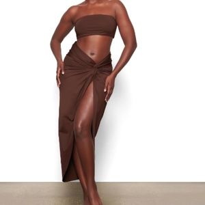 BUNDLE-NWT SKIMS COCOA BANDEAU AND CHEEKY TANGA SET + SWIM SARONG